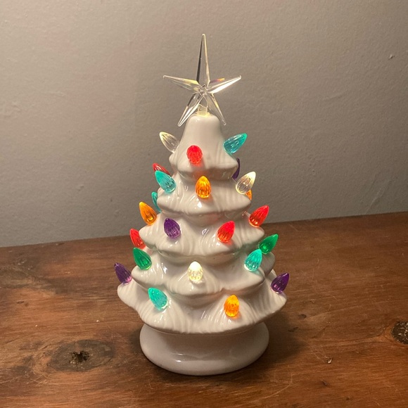 NWT 9”- White- LED Light Up Ceramic Christmas Tree 🎄 Decoration w/ 30 Bulbs - Picture 3 of 17